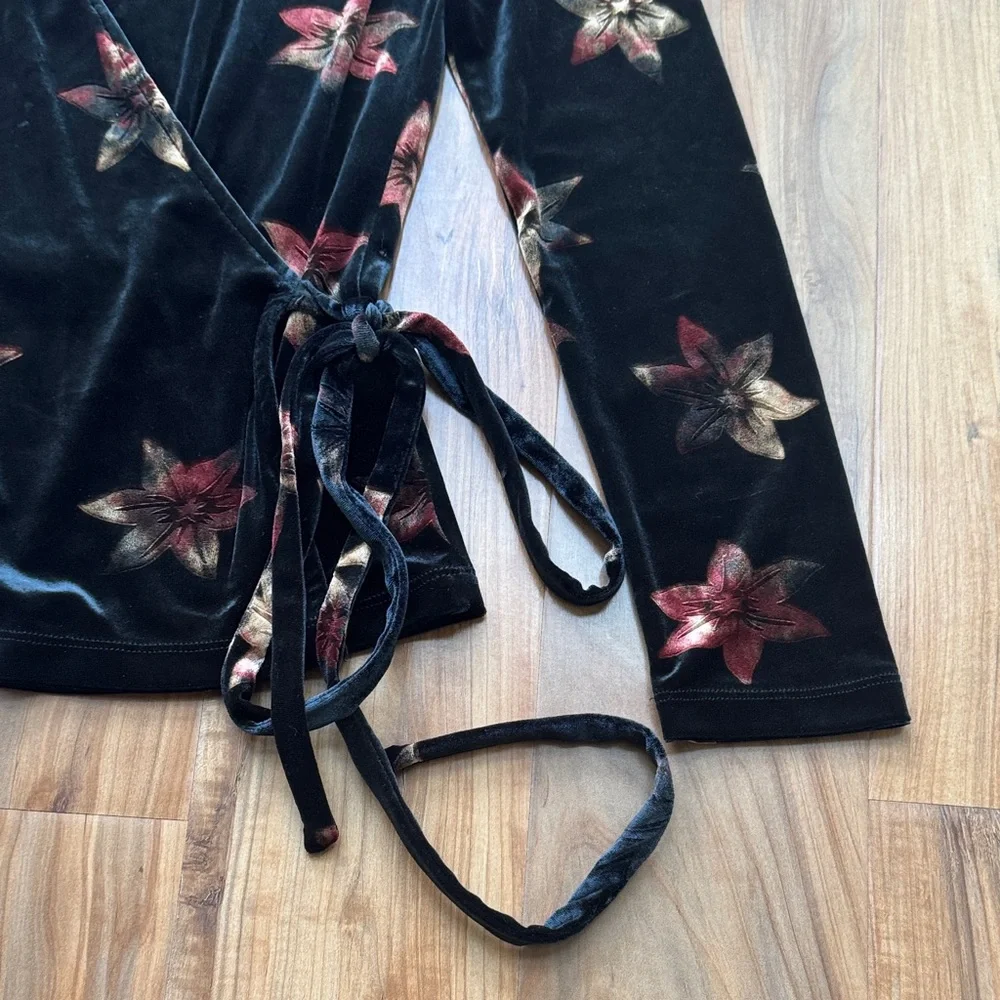 & Other Stories • Floral Velvet Wrap Blouse - Picture 4 of 6